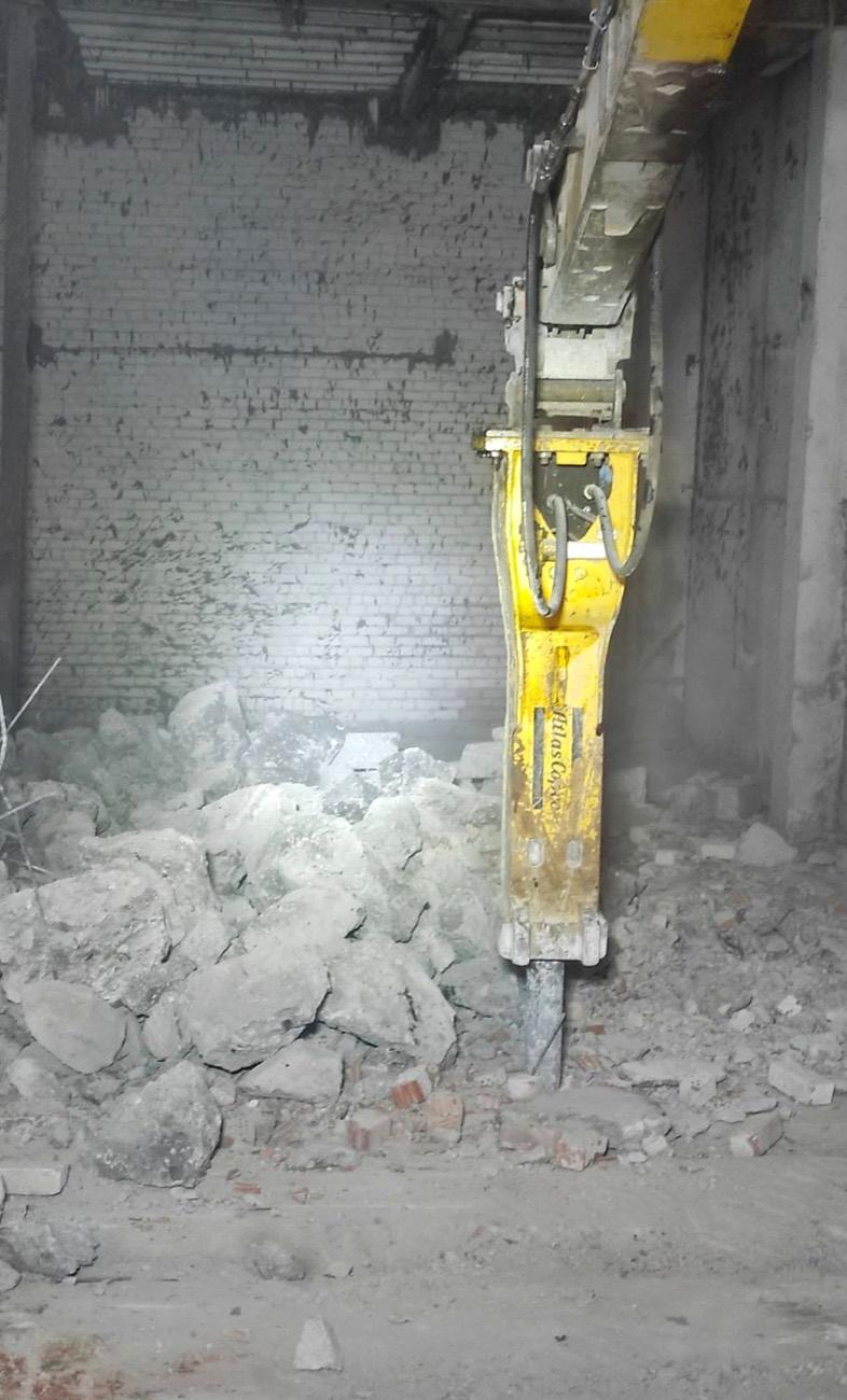 Hidraulinis kūjis ardo betoną patalpoje